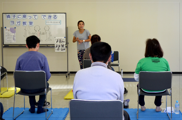 講師の小林亜沙美先生です。普段シニア向けのヨガ教室でご活躍されている先生ですが、今回初めて障害のある方向けに講師をしてくださいました。<br>「体」と「心」をつなぐのは「呼吸」<span style='color:red;'>！</span>自分の呼吸を意識して、周りと比べずに<span style='color:red;'>Let's YOGA！</span>