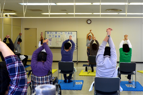 先生の肩甲骨の柔らかさに参加者驚愕！普段の生活習慣で、知らず知らずのうちに体は凝り固まっていきます。肩こりが原因で頭痛･･･なんて嫌ですよね。