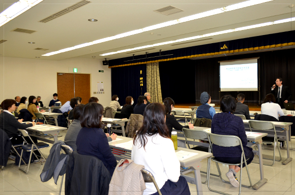 「罪に問われた障害者の地域生活」をテーマにした今年の研修講師は、神奈川県地域生活定着支援センターセンター長　山下康様と、茅ヶ崎地区保護司会会長　鈴木久夫様　にお願いいたしました。