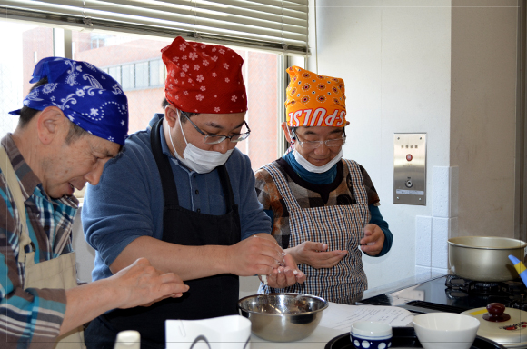 各調理台で役割を分担して取り組みました。先生も丁寧に教えてくれて分かりやすかったですし、「どんな切り方をしても、最後には食べられるから大丈夫<span style='color:red;'>！</span>」と教えてもらい楽しく料理が出来ました。