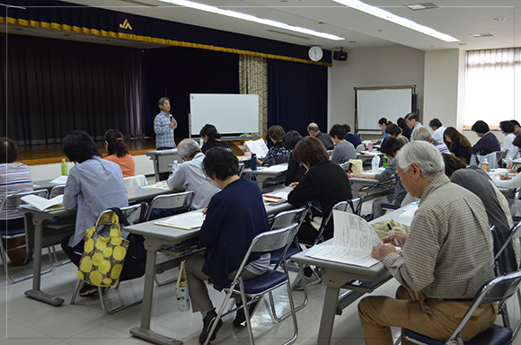 第1日目<br>ボランティア大学の初日がスタートしました<span style='color:red;'>！</span>毎年好評の牧岡英夫先生（共育ひろば主宰）が、ボランティアについて分かりやすく講義をしてくださいました。「どこまでがボランティア活動なの<span style='color:red;'>？</span>　ボランティアの心構えとは<span style='color:red;'>？</span>」など皆さんとても熱心に聞いていました。今年度は52名の方が受講されました。