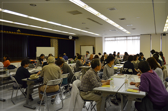 第1日目<br>初日のグループディスカッションの様子です。早速、本日学んだことを受講生の皆さんで共有しました。他の人の意見を聞くことで新しい発見がありますね<span style='color:red;'>！</span>
