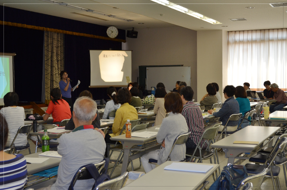第3日目<br>要約筆記体験を行いました。手話が使えない方にとっては、とても大切な伝達手段ですね。「はじめて知りました。興味が湧きました」「要約するのは大変だが、楽しい<span style='color:red;'>！</span>」