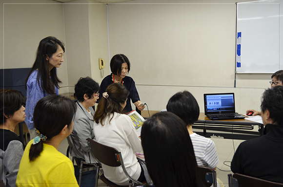 第5日目<br>録音のボランティアグループから録音体験を受けました。視覚障害者には、点字が使えない方も多くいらっしゃいます。そのような方に向けて、音声で情報をお届けする活動です。「録音ボランティアなかま」と「茅ヶ崎録音奉仕会」が講師を務めました。