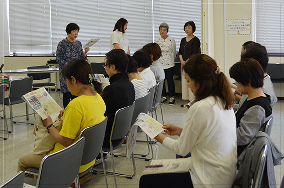 第5日目<br>録音のボランティアグループより録音体験を行いました。視覚障害者には、点字が使えない方も多くいらっしゃいます。そのような方に向けて、音声で情報をお届けする活動です。「録音ボランティアなかま」と「茅ヶ崎録音奉仕会」が講師を務めました。