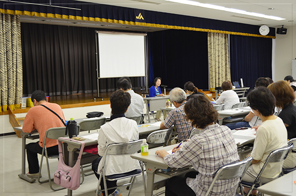 第5日目<br>視覚障害者の方の体験談を伺いました。料理、洗濯、掃除など見えなくても全てお一人でこなしていると聞いて、皆さん驚いていました<span style='color:red;'>！</span>