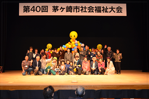 参加者がふくれませた風船で作成したバルーンアートのまで記念撮影<span style='color:red;'>！</span>