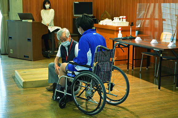 講話の後は、車いす体験です。介護ボランティアポテトの会の皆さんから事前に車いすの使い方や特徴を教えていただきました。