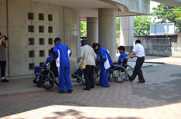 いよいよ外に出て体験です。車いす介助のポイントをしっかり習得できましたね。