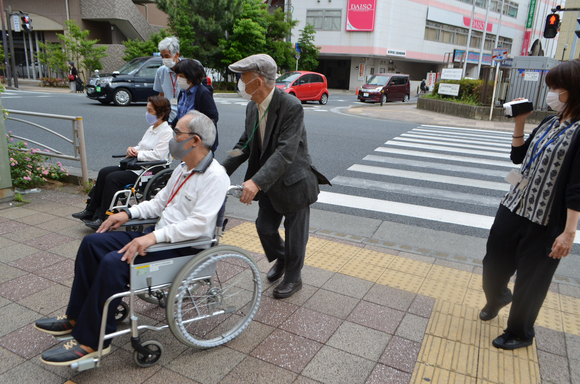 車いす体験の収録をしています。