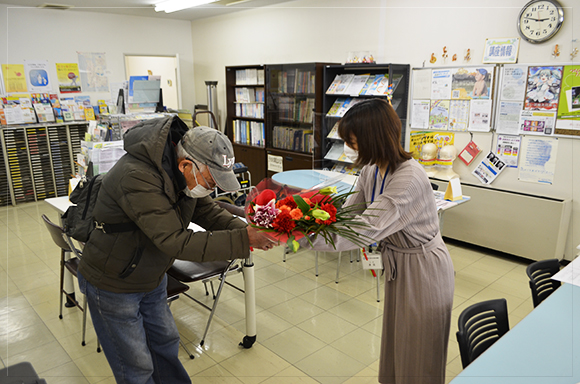 ボランティアセンター職員一同より、感謝の意を込めて花束を贈呈いたしました。