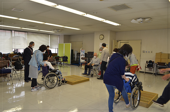 3日目は車いす体験とアイマスク誘導体験です。<br>生憎の雨天でしたが、室内で安全に体験できました。<br>当事者の気持ちを理解し、どのように声掛けすれば良いか、皆さん真剣に考えていらっしゃいました！