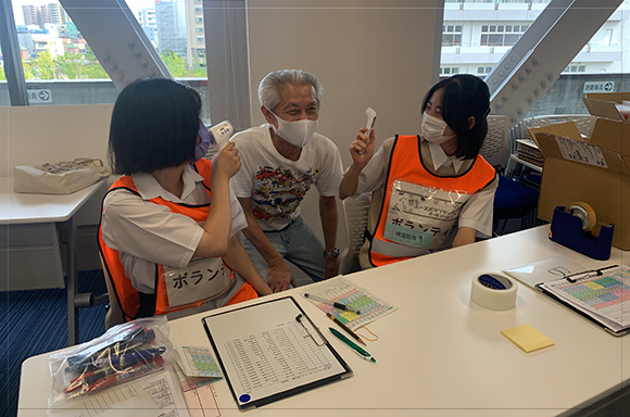 受付や会場設営など、学生ボランティアの皆さんにお手伝いいただきました<span class='txRed'&gt！</span>引率の先生と一緒に検温と受付の練習をしています<span class='txRed'&gt♪</span>