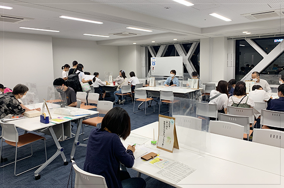 体験希望先のブースへ行き、体験日の調整や注意事項を聞いています<span class='txRed'&gt！</span>