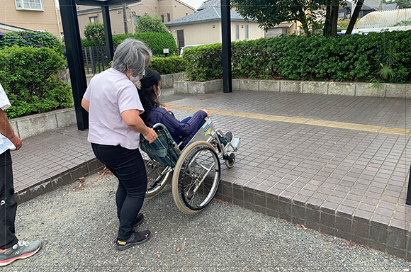 地域へ出向き、車いす講習会を行いました。<br>講習会後は車いすを介助するのが初めての方も、安心・安全に車いすと操作するポイントを抑えることができます<span class='txRed'>！</span>