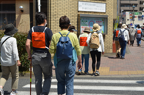 アイマスク誘導体験（アイマスクをつけて、視覚障がい当事者の疑似体験と、誘導者の体験）の様子です。