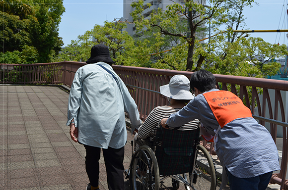 車いす体験の様子です。介助する側とされる側の体験をすることにより、両者の気持ちを理解しました。