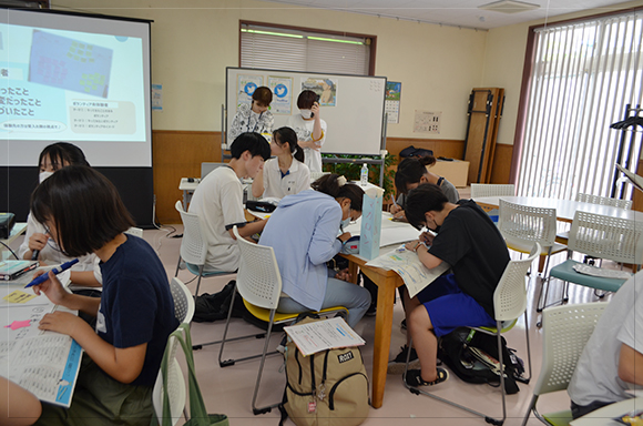 お菓子を食べながら、グループで和気あいあいとボランティア活動で学んだことや気づきを共有しました<span class='txRed'>♪</span>